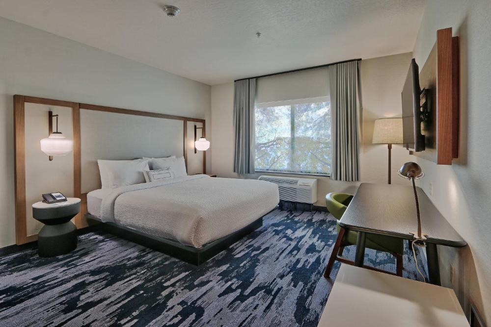 King Guest Room with City View interior
